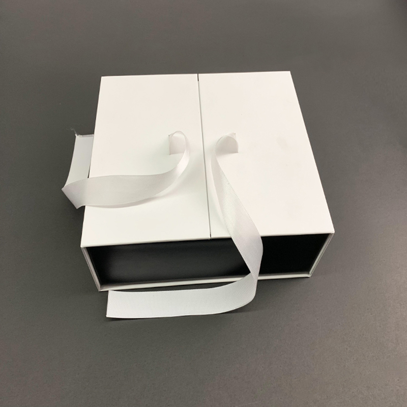 Advanced Popular Customized Magnet Ribbon Handle White Gift Packaging Paper Box